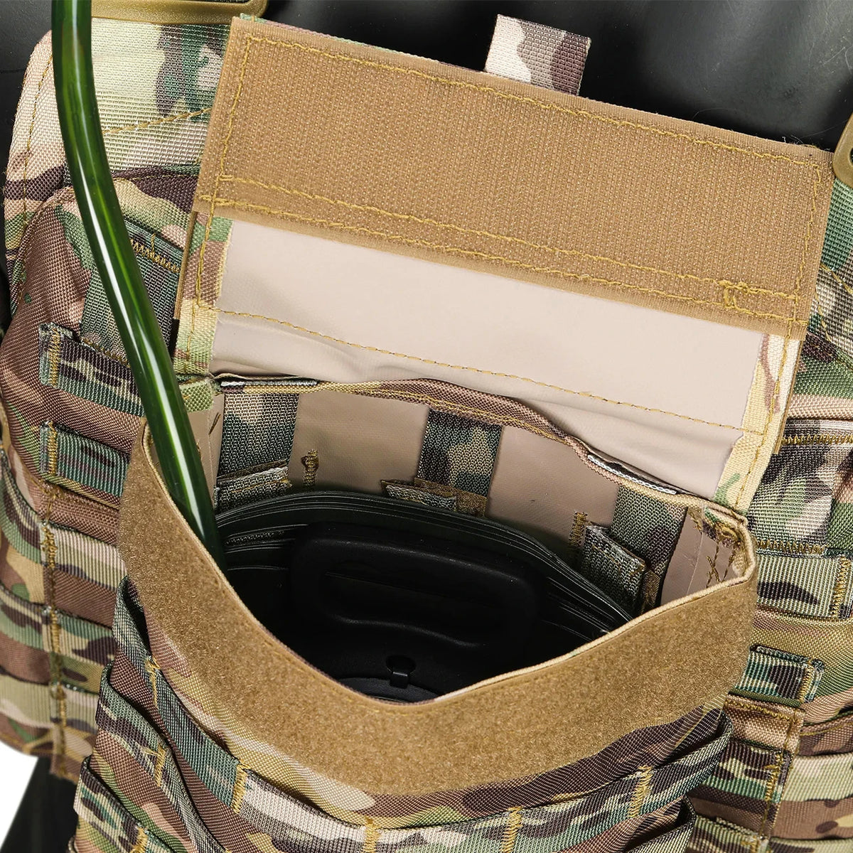 YAKEDA multifunctional portable hunting vest with 1.5L water bag and built-in water bag compartment at the back